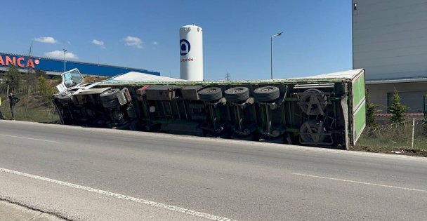 Çayırova 'da Un Yüklü Tır Devrildi