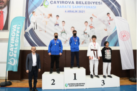 ÇAYIROVA'DA KARATE MÜSABAKALARI NEFES KESTİ