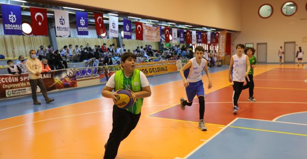 Çayırova'da Okullar Arası Basketbol Turnuvası