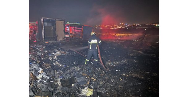 Çayırova'da Palet deposu alev alev yandı