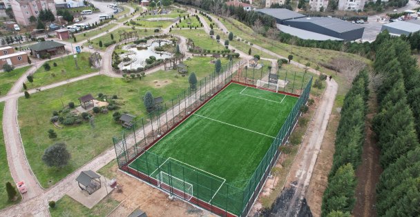 Çayırovalı çocuklar, tatilde halı sahalarda spor yapıyor