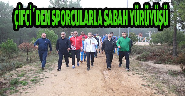 Çiftçi'den sporcularla sabah yürüyüşü