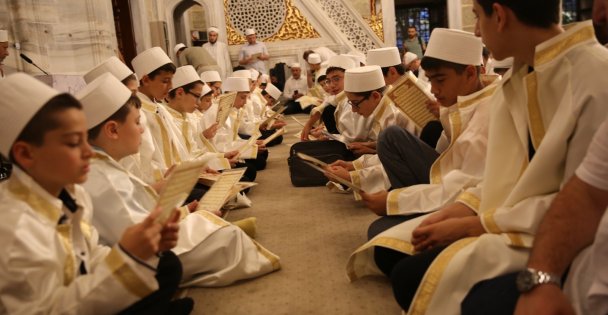 Çocuk Hafızlar Şehitler İçin Sabah Namazında Hatim İndirdi