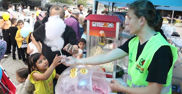 Çocuklar Bayram Şenliğinde Eğleniyor