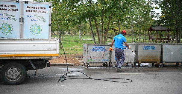 Çöp konteynerleri yıkanarak kötü konunun önüne geçiliyor