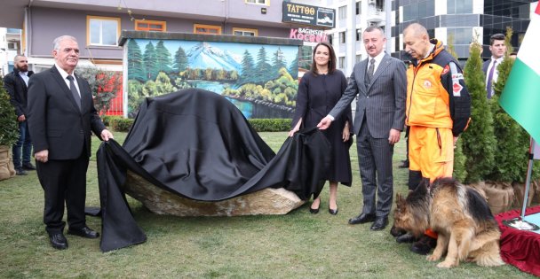 Cumhurbaşkanı Novak ve Başkan Büyükakın  Kahraman Köpek Mancs'in Anıtını Açtı