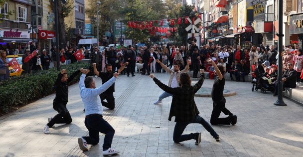 Cumhuriyet Bulvarında zeybek gösterisi