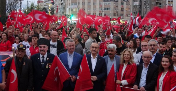 Cumhuriyet'in 100. yıl dönümünde fener alayında buluştular