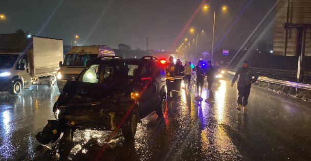 D-100'de Bariyere Çarpan Hafif Ticari Aracın Sürücüsü Yaralandı (VİDEOLU HABER)