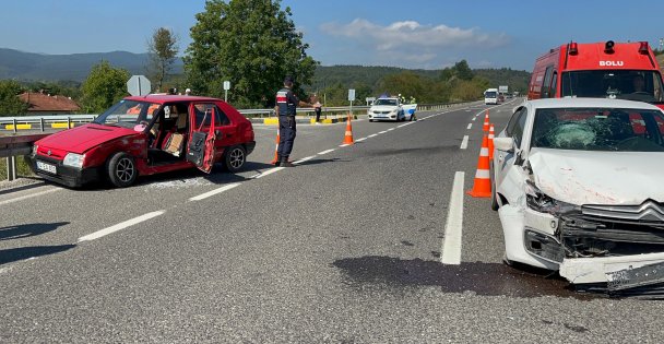 D-100'de iki otomobil çarpıştı: 1 yaralı