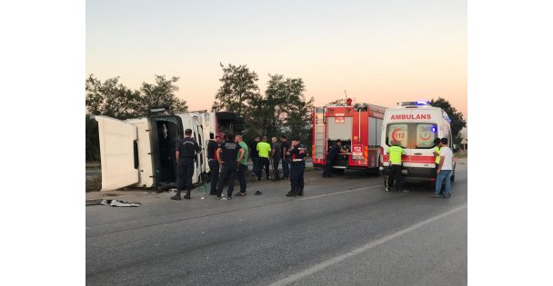 D-100'de sürücüsü uyuya kaldığı iddia edilen kamyon devrildi: 2 yaralı