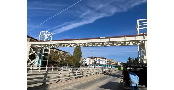 Darıca Okul Yolu Caddesinde Yaya Üstgeçidinin Tabliye Montajı Yapıldı