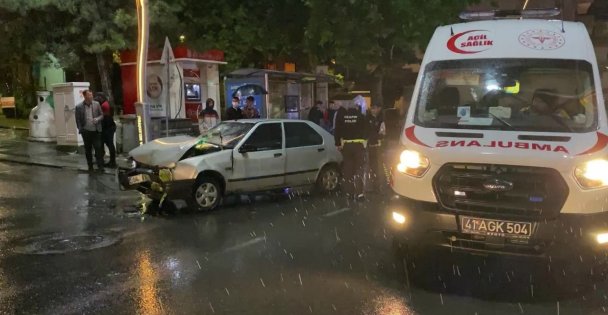 Darıca'da belediye otobüsü ile otomobil çarpıştı: 2 yaralı