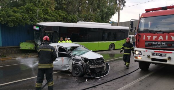 Darıca'da belediye otobüsü ile otomobil çarpıştı, biri ağır 3 kişi yaralandı