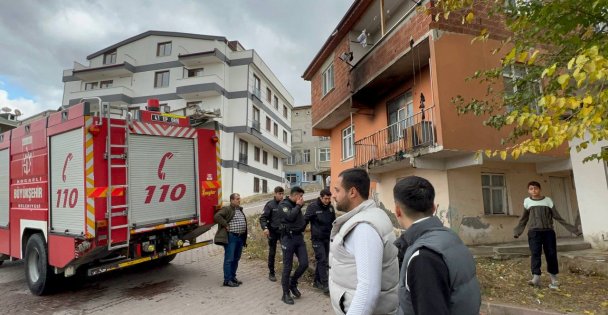 Darıcada bir evde çıkan yangında 2 kişi dumandan etkilendi