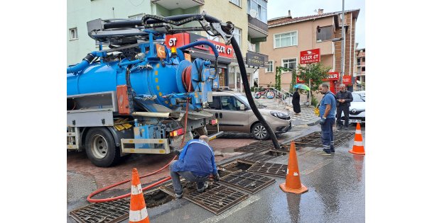 Darıca'da sel olmaması için mazgallar temizleniyor