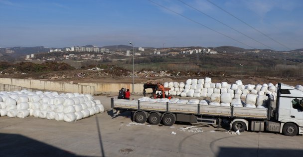 Deprem bölgesindeki çiftçiler için 3 tır dolusu hayven yemi desteği