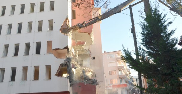 Deprem dayanıklılık testini geçemeyen hükümet konağı yıkılıyor