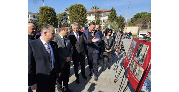 Depremde hasar gören binaların yer aldığı fotoğraf sergisine yoğun ilgi