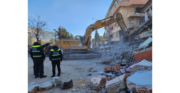 Depremzedelerin yaralarını sarmak için sahadalar