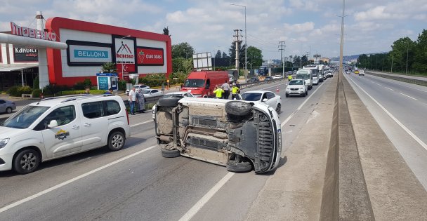 Devrilen Otomobil D-100 Kara Yolunda Ulaşımı Aksattı