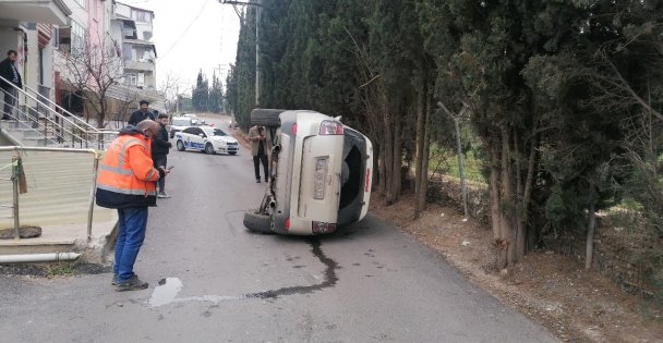 Devrilen otomobilin içinden burnu bile kanamadan çıktı