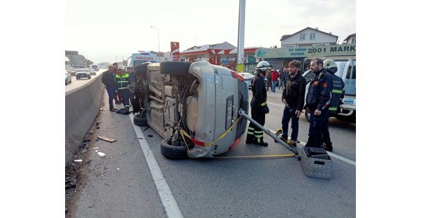 Devrilen otomobilin sürücüsü yaralandı