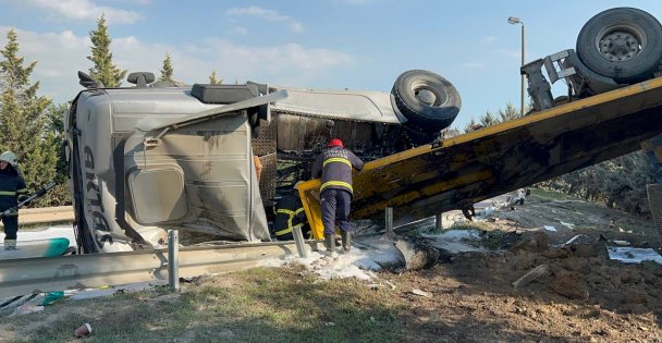 Devrilen tankerin sürücüsü yaralandı