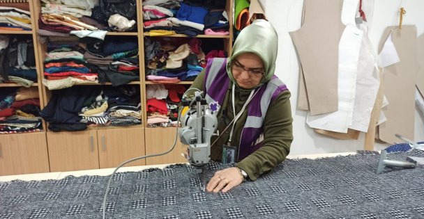 Dikiş makinelarinin başına depremzedeler için geçtiler