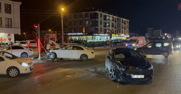 Düzce'de ışıklı kavşakta 2 araç çarpıştı: 4 yaralı