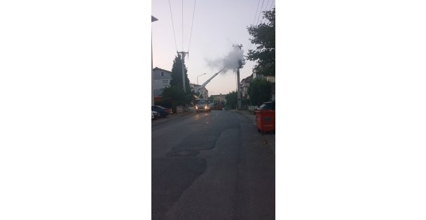 Elektrik Direği Alevlere Teslim Oldu, Sokak Elektriksiz Kaldı