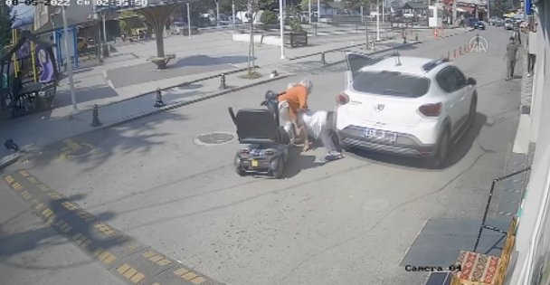 Engelli eşini aracın altında kalmaktan son anda kurtardı (Video Haber)