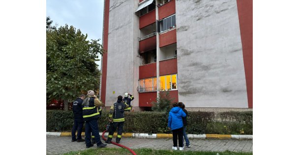 Evin balkonundaki eşyalar yandı, itfaiyenin erken müdahalesi faciayı önledi