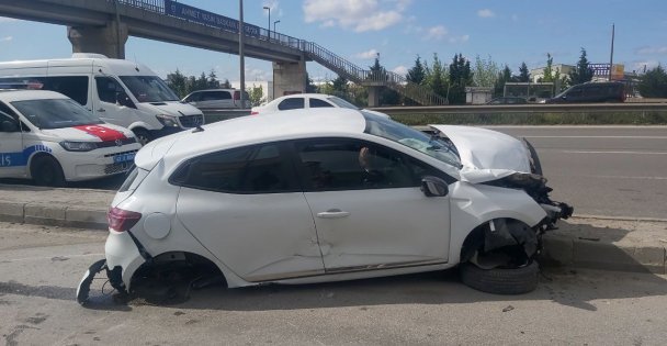 Faciadan Dönüldü, Otobüs Durağına Çarpmasına Ramak Kaldı: 3 Yaralı