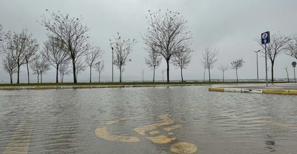 Fırtına nedeniyle 10 ilçede 27 çatı uçtu, 8 kişi yaralandı