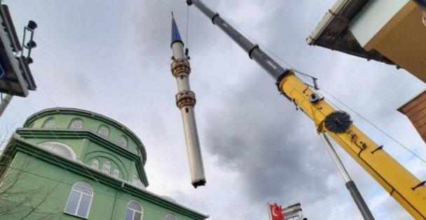 Fırtına nedeniyle yan yatan caminin minaresi vinç yardımıyla kaldırıldı