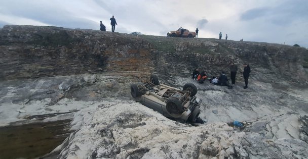 Fren yerine gaza bastı, kayalıklardan uçtu