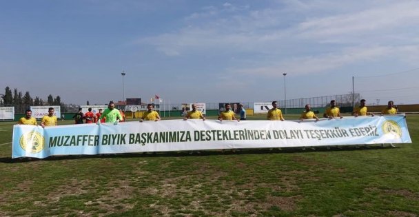 Futbolculardan Başkan Bıyık'a teşekkür pankartı