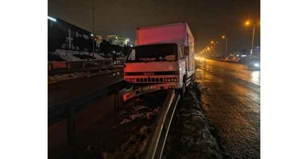 Gebze de Bariyere Çarpan Kamyonetin Sürücüsü Kazadan Yara Almadan Kurtuldu