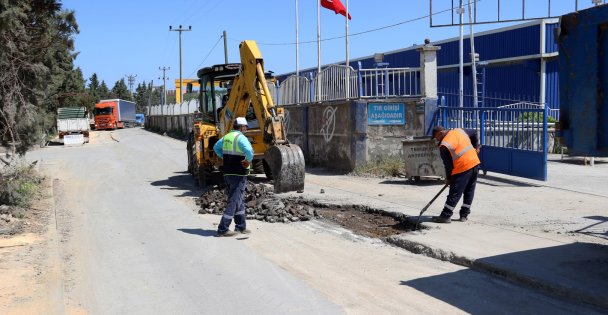 Gebze TIR garajları bölgesinde yol onarımı