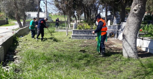 Gebze'de mezarlıklar temizleniyor