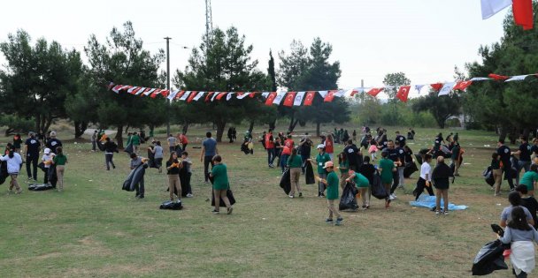 Gebze'de öğrenciler yere atılan çöpleri toplayarak farkındalık oluşturdu