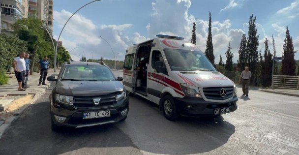 Gebze'de otomobille çarpışan motosikletin sürücüsü yaralandı