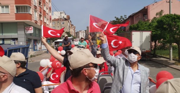 Gebzede vatandaşlar bayram coşkusuna evlerinden eşlik etti