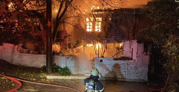 Gece yarısı korkutan yangın: İki katlı ev alev alev yandı