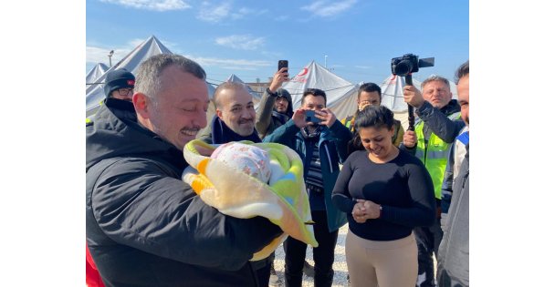 Gelin ve damat düğün gecesi depremde öldü