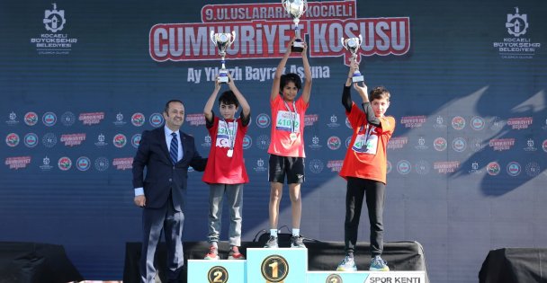 Genci yaşlısı binlerce sporsever Cumhuriyet aşkına koştu