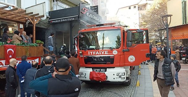 Giyim mağazasında çıkan yangında hasar oluştu