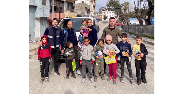 GÖLCÜK BELEDİYESİ DEPREM BÖLGESİNDE ÇALIŞMALARINI SÜRDÜRÜYOR