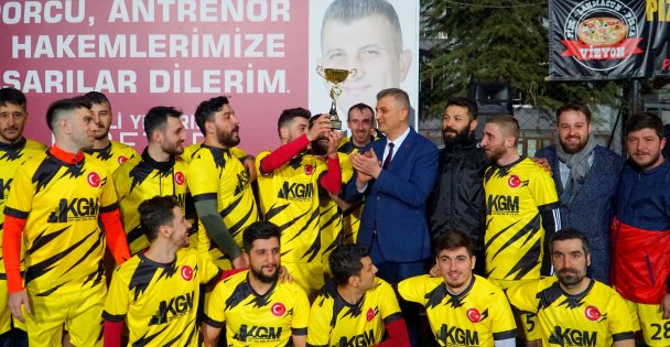 GÖLCÜK BELEDİYESİ VETERANLAR FUTBOL TURNUVASI'NDA ŞAMPİYON: KGM YAPI